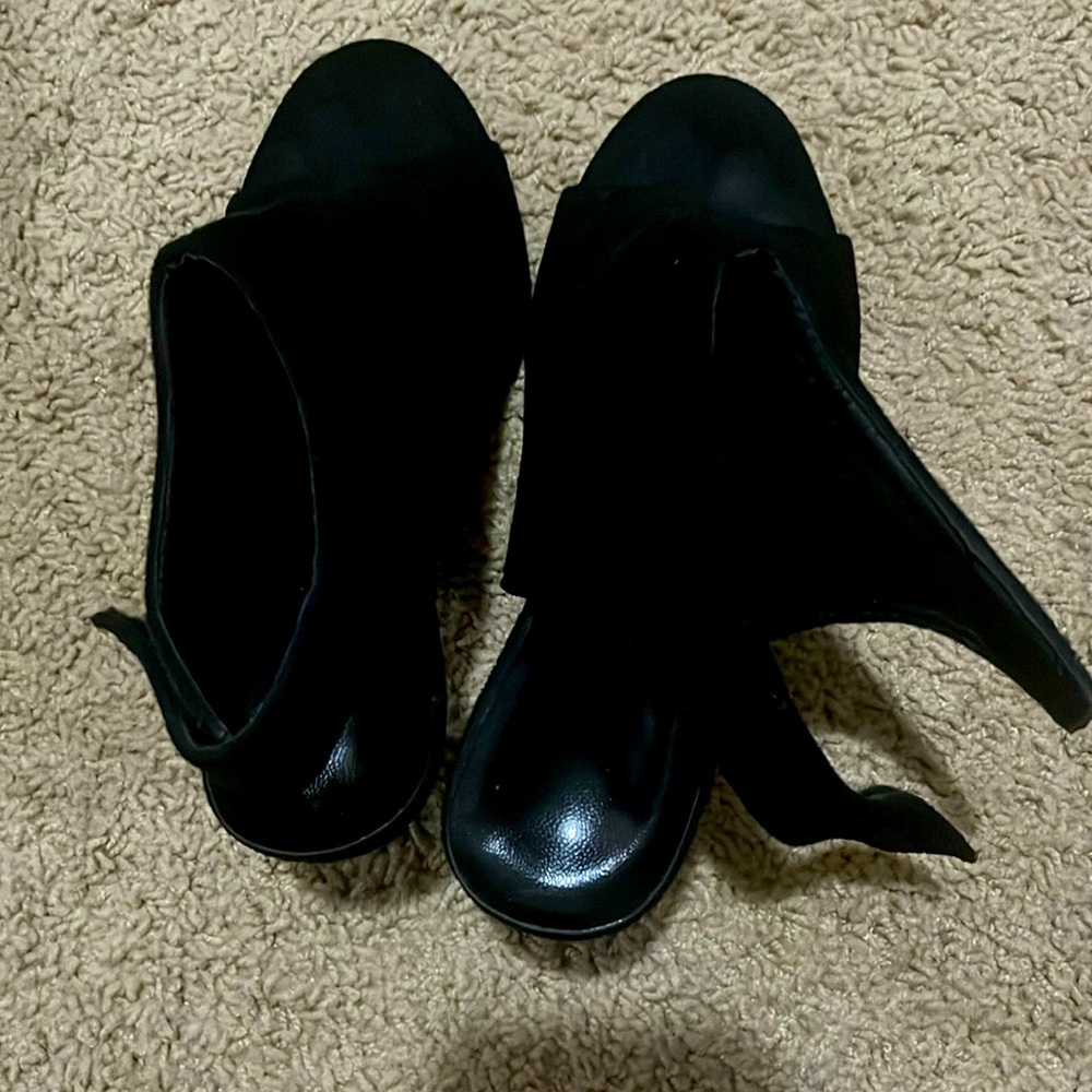 Black sandals heels